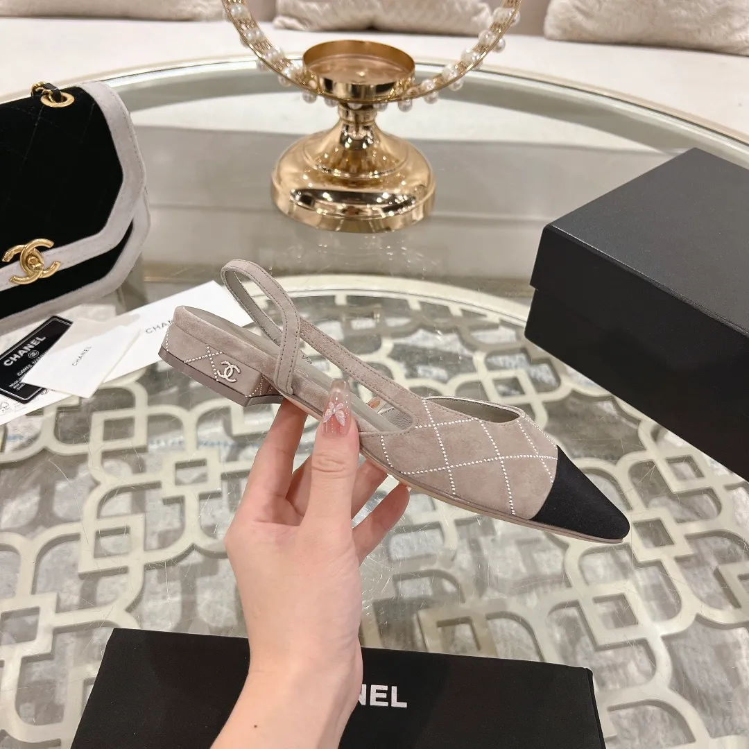 👟👟Ex-factory price 540👟👟 CHANEL Xiangjia 25vs spring and summer new fashion sandals series... Chanel is a very comprehensive noble fashion lifestyle brand. The same models are sold by major fashion bloggers and celebrities in Hong Kong, the United States, and other countries. They are simply beautiful. I fall in love with elegance and the playful sense of the future. I want to own them right away just by looking at them. But you can really think about a pair of exquisite high heels. This series is specially designed for extraordinary and indifferent ladies to create a unique overall effect. CHANEL designs products that inspire women to move forward and highlight their charm... 1️⃣Material: original customized high mercerized sheepskin 2️⃣Inner lining: original customized imported sheepskin 3️⃣Feet: original customized imported sheepskin 4️⃣Outsole: genuine leather sole imported from Italy 5️⃣Heel height: 2.5cm/6.5cm/9cm 6️⃣Number: 34-43 (34.40.41.42.43 customized is not returnable) 7️⃣Packaging: The latest and exquisite full set of packaging at the counter